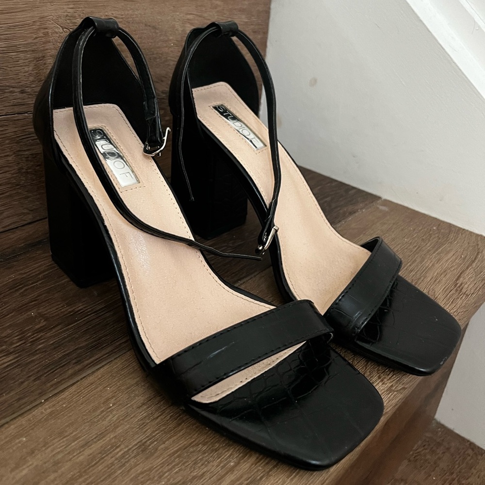 Black sandals / heels